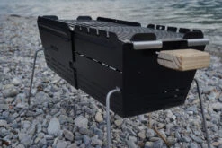 Knister Grill Original - Ausziehbarer Holzkohle Kompaktgrill 33 Knister Grill Original - Ausziehbarer Holzkohle Kompaktgrill -Outdoor-Grillladen Knister Grill Beine auf Steinen