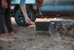 Knister Grill Small - Holzkohle Kompaktgrill -Outdoor-Grillladen Knister Grill Campinggrill Beine Wiese