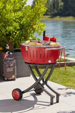 LotusGrill XXL - Holzkohle Grillstation - Feuerrot -Outdoor-Grillladen LotusGrill XXL Feuerrot Fahrbar Kugelgrill