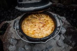 Grillfürst Dutch Oven Set BBQ Edition DO2 - X-DEAL Inkl. Tragetasche / Aufbewahrungstasche, Gusseisen Pflege Und Deckelheber -Outdoor-Grillladen Makkaroni Auflauf Dutch Oven