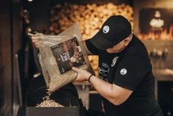 Moesta Pelletgrill Sheriff Inklusive Bambus Ablagebrett Und Abdeckhaube - Modell 2023 -Outdoor-Grillladen Moesta Sheriff Pelletgrill pellets einfuellen 10593 1