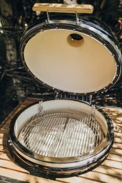 Monolith Grill LeCHEF PRO-Serie 2.0 Schwarz - MIT Gestell Und Seitentischen -Outdoor-Grillladen Monolith Le Chef Deckel offen Keramikgrill 1