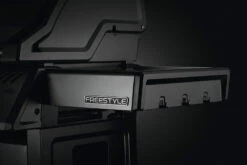 Napoleon Freestyle 365 Gasgrill, Graphit - Modell 2023 - X-DEAL Inkl. Drehspiess -Outdoor-Grillladen Napoleon Freestyle Seitenablage Besteckhaken 1