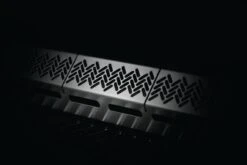 Napoleon Rogue 425 Gasgrill - All Black - Mit Seitenbrenner - Hero Modell 2023 Mit Heckbrenner Inkl. Drehspieß Und Abdeckhaube -Outdoor-Grillladen Napoleon Gasgrill Hero Rogue 425 Backburner