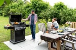 Napoleon Rogue 425 Gasgrill - All Black - Mit Seitenbrenner - Hero Modell 2023 Mit Heckbrenner Inkl. Drehspieß Und Abdeckhaube -Outdoor-Grillladen Napoleon Gasgrill Rogue 425 Hero Lifestyle 01