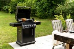 Napoleon Rogue 425 Gasgrill - All Black - Mit Seitenbrenner - Hero Modell 2023 Mit Heckbrenner Inkl. Drehspieß Und Abdeckhaube -Outdoor-Grillladen Napoleon Gasgrill Rogue 425 Hero Lifestyle Drehspiess