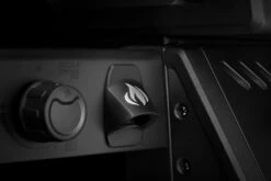 Napoleon Phantom Freestyle 425 Gasgrill, Mattschwarz - Mit Sizzle Zone Und Tür - Modell 2023 -Outdoor-Grillladen Napoleon Phantom Freestyle F425DSIBPK PHM Detail Bottle Opener