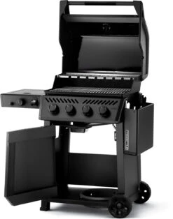 Napoleon Phantom Freestyle 425 Gasgrill, Mattschwarz - Mit Sizzle Zone Und Tür - Modell 2023 -Outdoor-Grillladen Napoleon Phantom Freestyle F425DSIBPK PHM Prod Open Ang