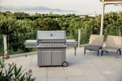 Napoleon Prestige Pro 665-3 Edelstahl Gasgrill Inkl. Drehspieß - Modell 2023 - SMART Deal Inkl. Grillfürst Grill Control Mit Companion Device Und Einstichthermometer -Outdoor-Grillladen Napoleon Prestige Pro 665 Edelstahl Gasgrill Lifestyle