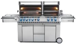 Napoleon Prestige Pro 825-3 Edelstahl Gasgrill Inkl. Drehspieß Und Bodenbeleuchtung - Modell 2023 - SMART Deal Inkl. Grillfürst Grill Control Mit Companion Device Und Einstichthermometer -Outdoor-Grillladen Napoleon Prestige Pro 825 Gasgrill offen