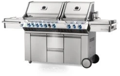 Napoleon Prestige Pro 825-3 Edelstahl Gasgrill Inkl. Drehspieß Und Bodenbeleuchtung - Modell 2023 - SMART Deal Inkl. Grillfürst Grill Control Mit Companion Device Und Einstichthermometer -Outdoor-Grillladen Napoleon Prestige Pro 825 Gasgrill seitlich