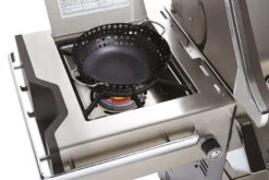 Napoleon Prestige Pro 825-3 Edelstahl Gasgrill Inkl. Drehspieß Und Bodenbeleuchtung - Modell 2023 - SMART Deal Inkl. Grillfürst Grill Control Mit Companion Device Und Einstichthermometer -Outdoor-Grillladen Napoleon Prestige Pro 825 Seitenbrenner Gemuesekorb