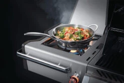 Napoleon Prestige Pro 825-3 Edelstahl Gasgrill Inkl. Drehspieß Und Bodenbeleuchtung - Modell 2023 - SMART Deal Inkl. Grillfürst Grill Control Mit Companion Device Und Einstichthermometer -Outdoor-Grillladen Napoleon Prestige Pro 825 Seitenbrenner Wok