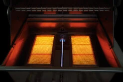 Napoleon Prestige Pro 825-3 Edelstahl Gasgrill Inkl. Drehspieß Und Bodenbeleuchtung - Modell 2023 - SMART Deal Inkl. Grillfürst Grill Control Mit Companion Device Und Einstichthermometer -Outdoor-Grillladen Napoleon Prestige Pro 825 sizzle zone