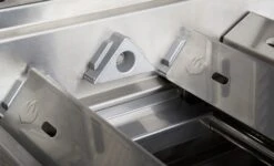 Napoleon Prestige Pro 825-3 Edelstahl Gasgrill Inkl. Drehspieß Und Bodenbeleuchtung - Modell 2023 - SMART Deal Inkl. Grillfürst Grill Control Mit Companion Device Und Einstichthermometer -Outdoor-Grillladen Napoleon Prestige Pro SearPlates Brennerabdeckung 02