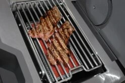 Napoleon Prestige Pro 665-3 Edelstahl Gasgrill Inkl. Drehspieß - Modell 2023 - SMART Deal Inkl. Grillfürst Grill Control Mit Companion Device Und Einstichthermometer -Outdoor-Grillladen Napoleon Prestige Pro Sizzle Zone Steaks 1