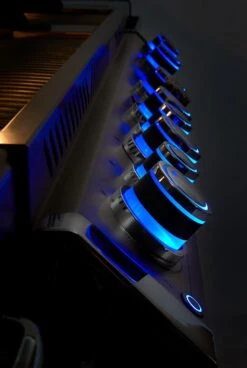 Napoleon Prestige Pro 665-3 Edelstahl Gasgrill Inkl. Drehspieß - Modell 2023 - SMART Deal Inkl. Grillfürst Grill Control Mit Companion Device Und Einstichthermometer -Outdoor-Grillladen Napoleon Prestige Pro beleuchtere Drehregler blau