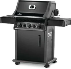 Napoleon Rogue 425 Gasgrill - All Black - Mit Seitenbrenner - Hero Modell 2023 Mit Heckbrenner Inkl. Drehspieß Und Abdeckhaube -Outdoor-Grillladen Napoleon Rogue 425 Gasgrill Hero seitlich