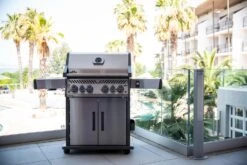 Napoleon Rogue SE 525 Edelstahl Gasgrill Mit Sizzle Zone Und Heckbrenner - Modell 2023 -Outdoor-Grillladen Napoleon Rogue RSE 525 Edelstahl lifestyle