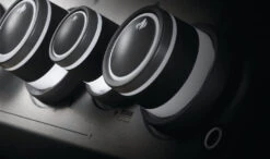 Napoleon Rogue SE 625 Gasgrill, Schwarz Mit Gussrosten, Sizzle Zone Und Heckbrenner - Modell 2023 -Outdoor-Grillladen Napoleon Rogue SE Drehknoepfe beleuchtet