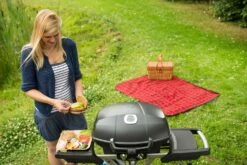 Napoleon TravelQ PRO285 Kompakt Gasgrill Schwarz Mit Klappbarem Wagen - Modell 2023 -Outdoor-Grillladen Napoleon portabler Gasgrill Travelq Pro285 x lifestyle 2