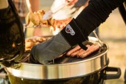 Napoleon Holzkohlegrill Kugelgrill Ø 57cm Mit Gussrost Und Deckelscharnier PRO22K-LEG -Outdoor-Grillladen Napoleon pro22k leg lifestyle2