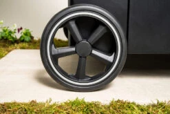 Outdoorchef Gas Kugelgrill Arosa 570 G Evo Black Style - Inkl. Blazing-/Cooking Zone Kit Plus Und Plancha -Outdoor-Grillladen Outdoorchef Arosa Gas Kugelgrill 570G EVO Black Style Laufraeder 2