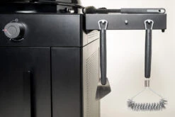 Outdoorchef Gas Kugelgrill Arosa 570 G Evo Black Style -Outdoor-Grillladen Outdoorchef Arosa Gas Kugelgrill 570G EVO Black Style Seitenablage 1