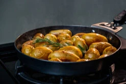 Outdoorchef Carbonstahl Pfanne Ø 24 Cm -Outdoor-Grillladen Outdoorchef Carbonstahl Pfanne 24cm Anwendung