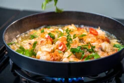 Outdoorchef Carbonstahl Pfanne Ø 28 Cm -Outdoor-Grillladen Outdoorchef Carbonstahl Pfanne 28cm Anwendung