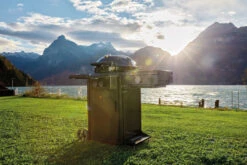 Outdoorchef Gas Kugelgrill Davos 570G Pro Mit Blazing Zone (Infrarotbrenner) & Abdeckhaube -Outdoor-Grillladen Outdoorchef Davos 570G Pro Blazing Zone Lifestyle