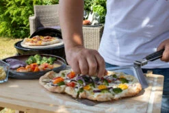 Outdoorchef Gas Kugelgrill Chelsea 420 G Pizzaofen - Pizza Chef Inkl. Grillfürst Pizzastein, Pizzaheber Und Pizzaschneider -Outdoor-Grillladen Outdoorchef Pizzaofen Set Chelsea Grillfuerst Pizzaschneider