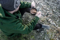 Petromax Emaille Stieltopf / 500 Ml / Schwarz -Outdoor-Grillladen Petromax Emaille Stieltopf 500ml schwarz Lifestyle02