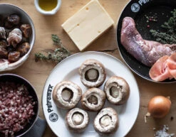 Petromax Emaille Teller / Ø22 Cm / Weiß, 2 Stück -Outdoor-Grillladen Petromax Emaille Teller 22cm weiss Lifestyle02