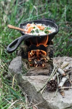 Petromax Feuerpfanne Gusseisen Fp15-t Mit Stiel -Outdoor-Grillladen Petromax Feuerpfanne fp15 auf Hobo Kocher