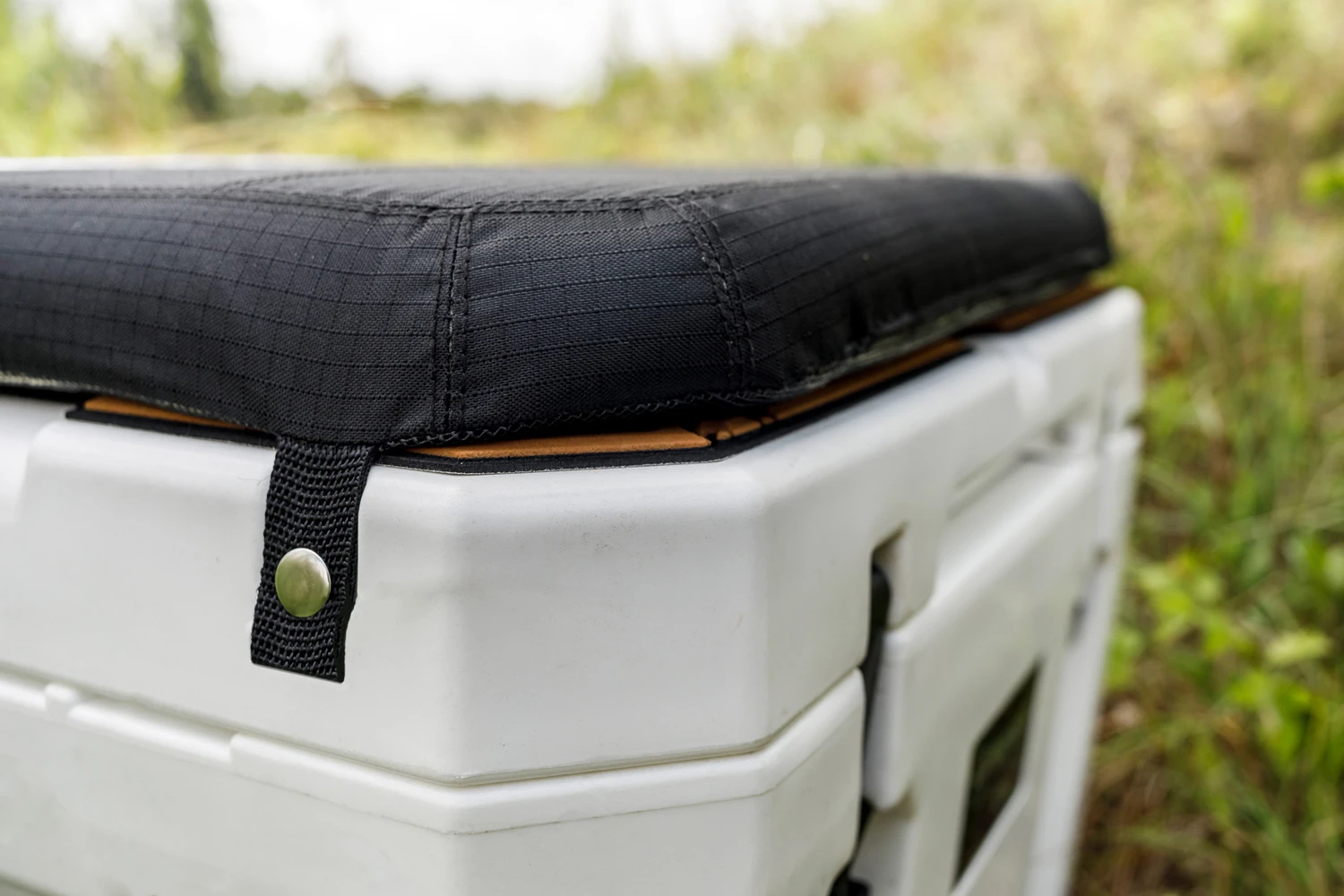 Petromax Kühlbox 25 Liter Alpenweiß - Grillfürst DEAL Inkl. Sitzkissen, Haft-Unterlage Und Einsatzkorb 10 Petromax Kühlbox 25 Liter Alpenweiß - Grillfürst DEAL Inkl. Sitzkissen, Haft-Unterlage Und Einsatzkorb – Bild 10