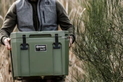 Petromax Kühlbox 25 Liter Oliv - Inkl. Sitzkissen, Haft-Unterlage Und Einsatzkorb 17 Petromax Kühlbox 25 Liter Oliv - Inkl. Sitzkissen, Haft-Unterlage Und Einsatzkorb -Outdoor-Grillladen Petromax Kuehlbox kx25 oliv anwendung