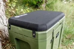 Petromax Kühlbox 50 Liter Oliv - Inkl. Sitzkissen, Haft-Unterlage Und Einsatzkorb -Outdoor-Grillladen Petromax Kuehlbox olive Sitzkissen kx50