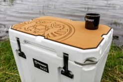 Petromax Haft-Auflage Für Kühlbox Kx25 Braun Mit Drachenemblem -Outdoor-Grillladen Petromax Kuehlbox weiss Haftauflage braun Drache kx25