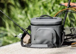 Petromax Kühltasche 8 Liter / Dunkelgrau 7 Petromax Kühltasche 8 Liter / Dunkelgrau -Outdoor-Grillladen Petromax Kuehltasche 8Liter grau Lifestyle