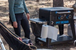 Pit Boss Plancha Grill Ultimate Plancha 2-Brenner - Mit Untergestell -Outdoor-Grillladen Pit Boss Planchagrill 2 Brenner Seitenablage Kuechenrollenhalter