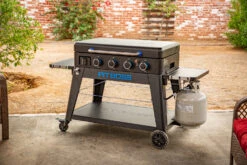 Pit Boss Plancha Grill Ultimate Plancha 4-Brenner - Mit Untergestell -Outdoor-Grillladen Pit Boss Planchagrill Ultimate 4 Brenner Gasflaschenhalter