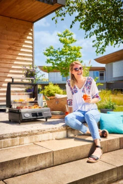Rösle Elektrogrill Videro E2-P Campinggrill -Outdoor-Grillladen Roesle Elektrogrill Videro E2 P Lifestyle