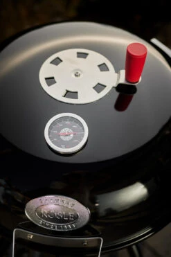 Rösle Holzkohlegrill Kugelgrill No.1 F50 Sport - FC Bayern Edition -Outdoor-Grillladen Roesle FC Bayern Deckelthermometer Logo 1