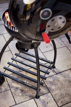 Rösle Holzkohlegrill Kugelgrill No.1 F50 Sport - FC Bayern Edition -Outdoor-Grillladen Roesle FC Bayern Kugelgrill Schriftzug Untergestell 1