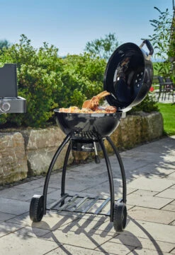 Rösle Holzkohlegrill Kugelgrill No.1 F50 Sport - FC Bayern Edition -Outdoor-Grillladen Roesle FC Bayern Muenchen Grill Holzkohle Kugelgrill 1