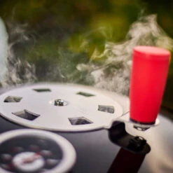 Rösle Holzkohlegrill Kugelgrill No.1 F50 Sport - FC Bayern Edition - Inkl. FC Bayern Abdeckhaube -Outdoor-Grillladen Roesle Holzkohle Kugelgrill Sport F50 FC Bayern Detail