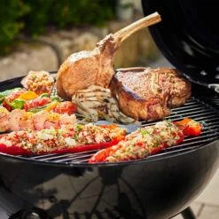 Rösle Holzkohlegrill Kugelgrill No.1 F50 Sport - FC Bayern Edition - Inkl. FC Bayern Abdeckhaube -Outdoor-Grillladen Roesle Holzkohle Kugelgrill Sport F50 FC Bayern Grillgut