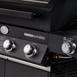 Rösle Gasgrill Videro G4-S Vario+ Nero Schwarz - Modell 2023 - X-DEAL Inkl. Abdeckhaube Und Grillplatte 24 Rösle Gasgrill Videro G4-S Vario+ Nero Schwarz - Modell 2023 - X-DEAL Inkl. Abdeckhaube Und Grillplatte -Outdoor-Grillladen Roesle Videro G4 S Vario NERO matt schwarz Drehregler