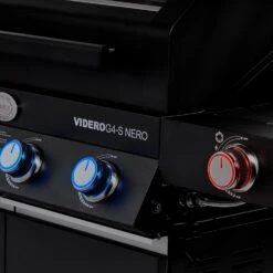Rösle Gasgrill Videro G4-S Vario+ Nero Schwarz - Modell 2023 - X-DEAL Inkl. Abdeckhaube Und Grillplatte 25 Rösle Gasgrill Videro G4-S Vario+ Nero Schwarz - Modell 2023 - X-DEAL Inkl. Abdeckhaube Und Grillplatte -Outdoor-Grillladen Roesle Videro G4 S Vario NERO matt schwarz beleuchtet